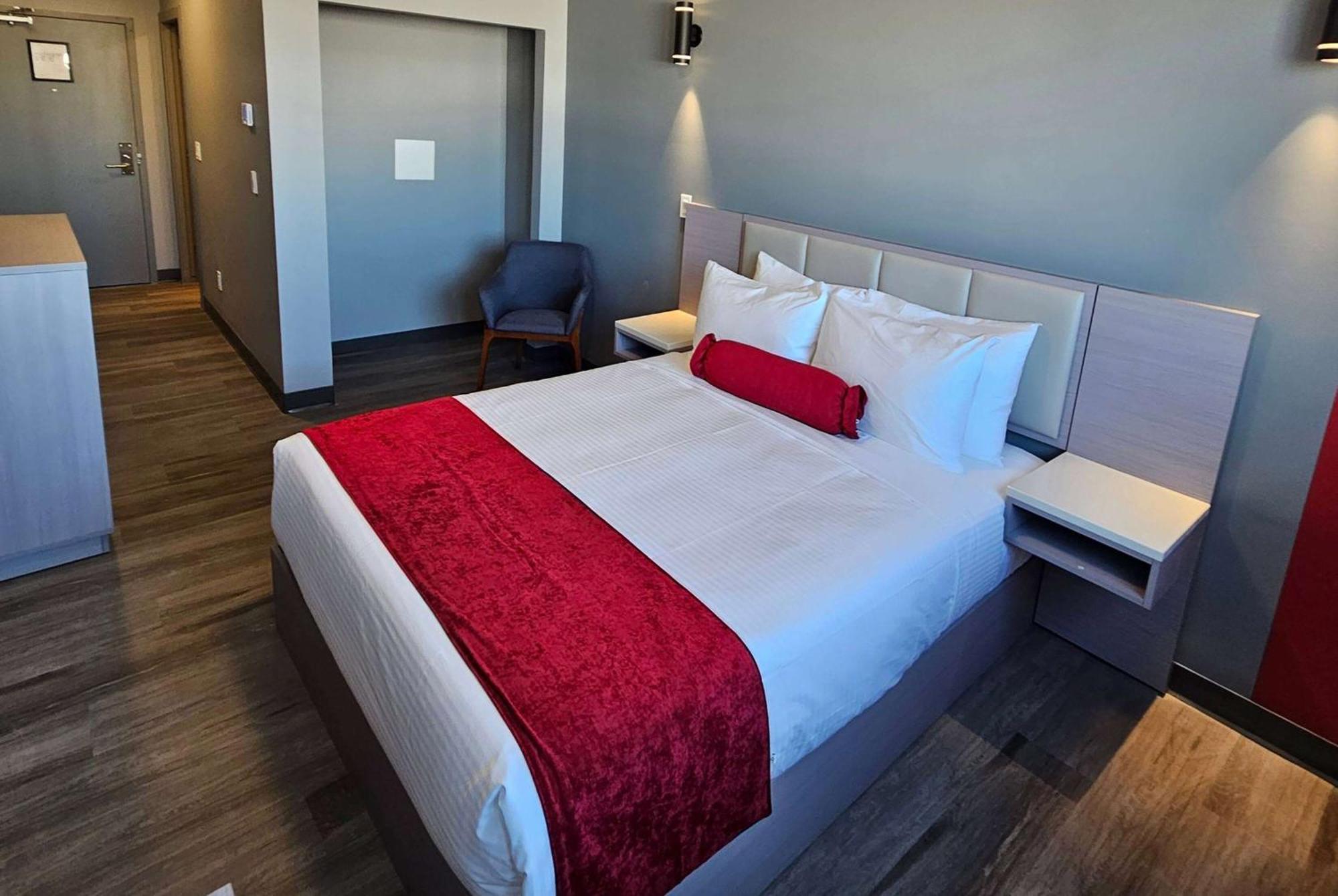 Ramada By Wyndham West Edmonton Hotel & Suites Exterior foto