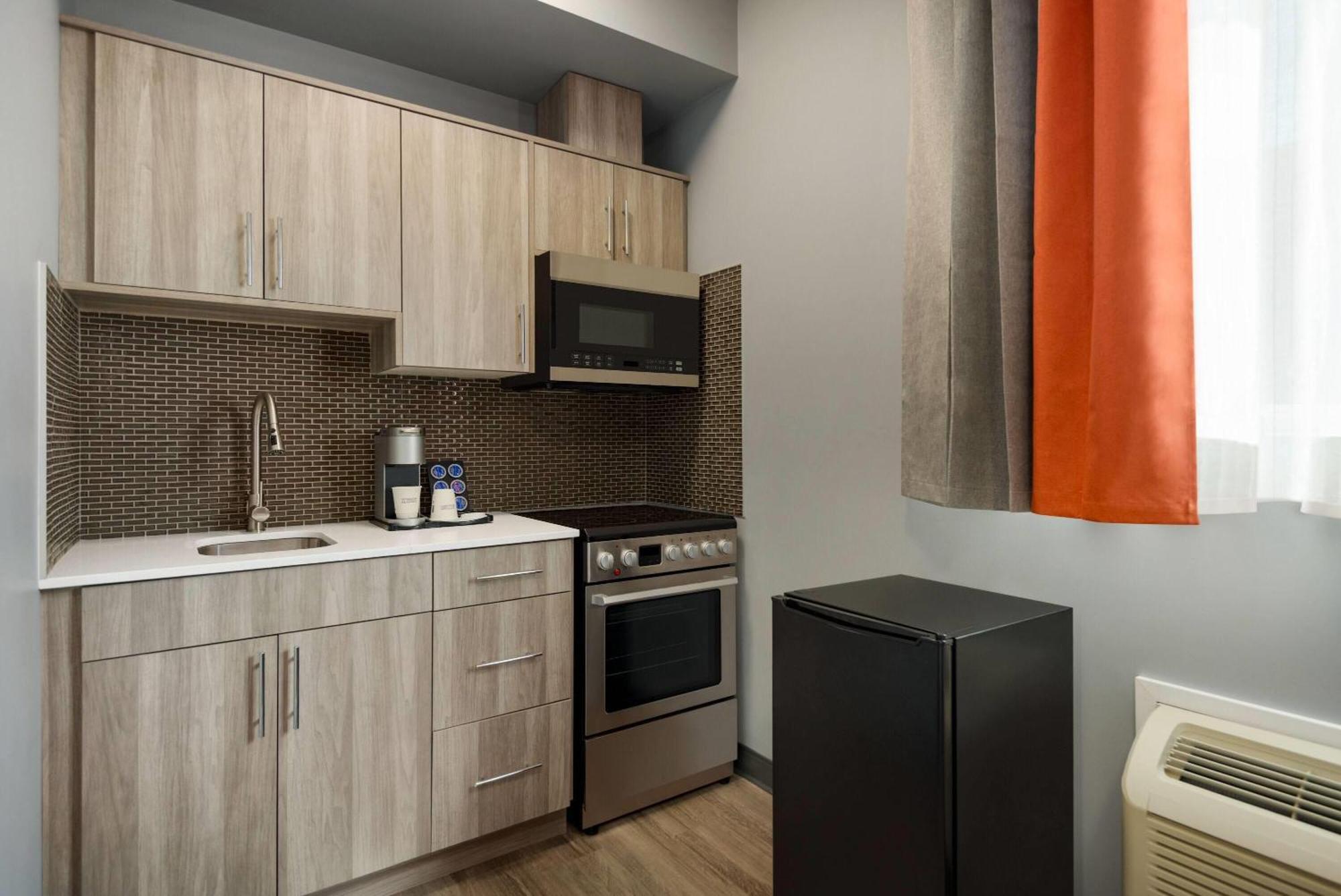 Ramada By Wyndham West Edmonton Hotel & Suites Exterior foto
